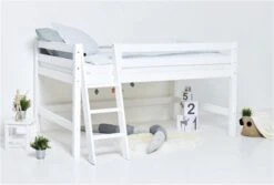 Hoppekids Halbhohes Bett ECO Luxury 120x200 Cm Weiß Mit Schräger Leiter & Absturzsicherung -Babyprodukte Geschäft pre a5 12 milieu 2 scaled 1